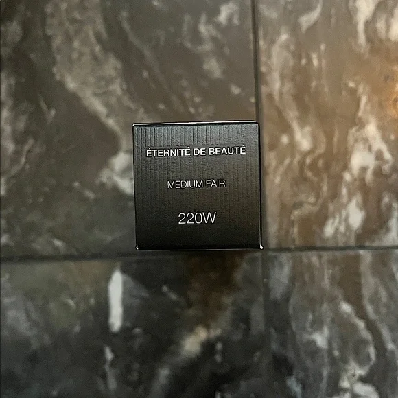 220W - Gucci Eternité De Beauté foundation (Fair Medium with Warm Undert… - Picture 10 of 12